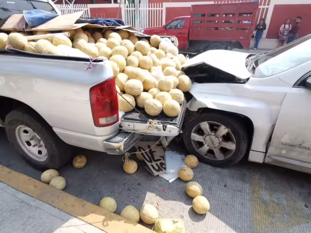 La camioneta se encontraba vendiendo melones cuando fue impactada