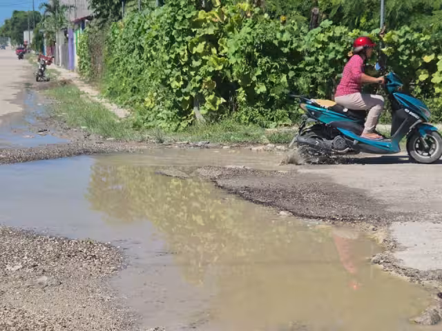 La condición de la vía es lamentable y pone en riesgo a todos.