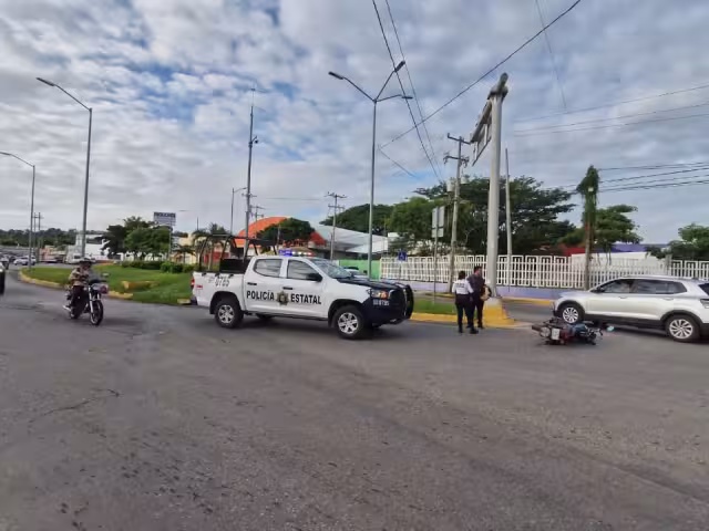 Choque entre taxi y motocicleta deja un lesionado en Ejército Mexicano