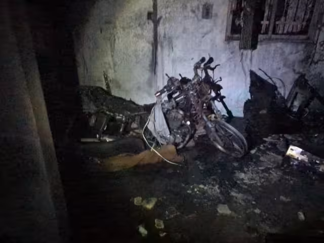 Un incendio por cortocircuito consumió por completo un cuarto en la colonia Cuauhtémoc.