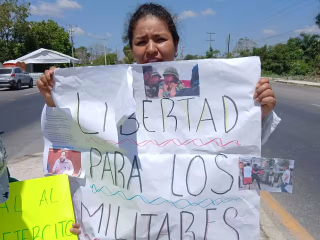 Mujer manifiesta su apoyo a las fuerzas armadas.