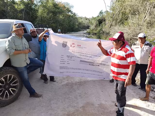 Productores retienen maquinaria y personal por irregularidades en obra