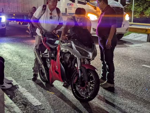 Motociclista fue embestido por un vehículo que se dio a la fuga en la avenida Cuatro Carriles.