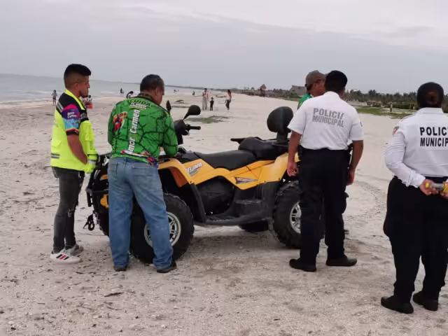 Los elementos policiacos aseguraron la cuatrimoto y multaron al conductor.