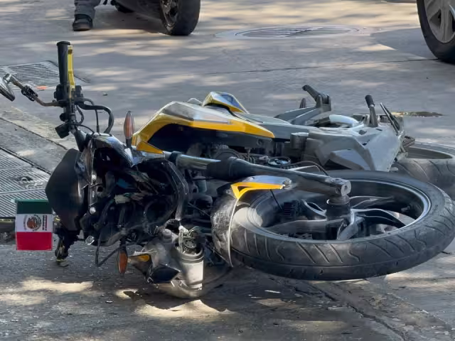 Una camioneta y una motocicleta chocaron en el fraccionamiento Holkán en Carmen