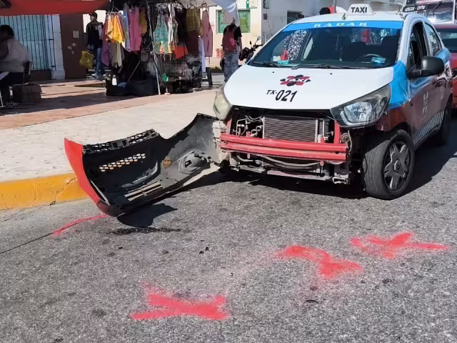 Un taxi de la cooperativa Radar se estacionó en zona exclusiva para camiones Ko’ox en Circuito Baluartes, Campeche.