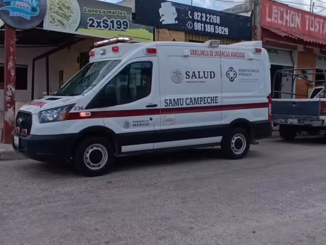Una mujer realizaba limpieza en un negocio de la colonia 23 de Julio, en Campeche.