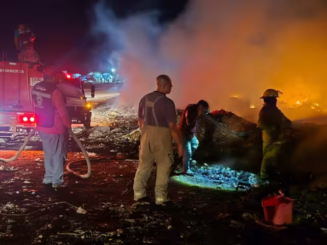 Un fuerte incendio se dio en el basurero municipal en la carretera Escárcega-Champotón