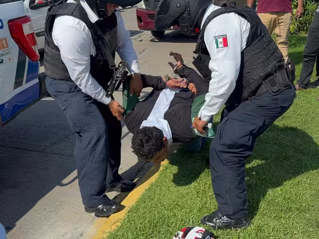 Persecución y captura: sujeto bajo efectos de droga sorprendido frente a transeúntes