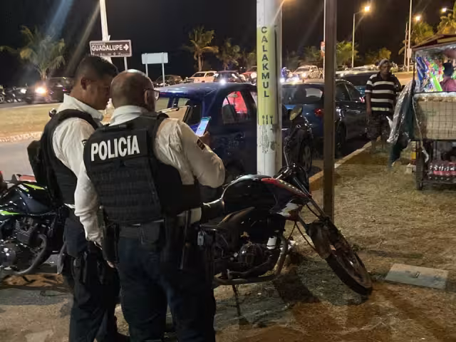 Los oficiales investigan uno de los casos que podría ser un fraude