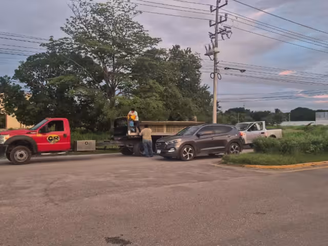 Una camioneta Ford Lobo colisionó contra una motoneta Italika en la avenida Colosio, Champotón.