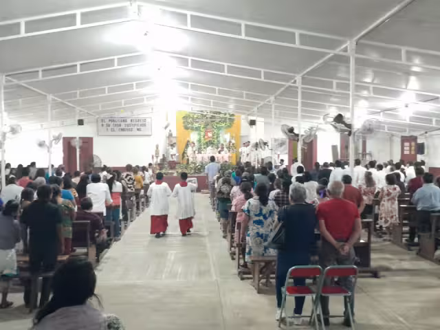 Los feligreses escucharon con atención la homilía del párroco.