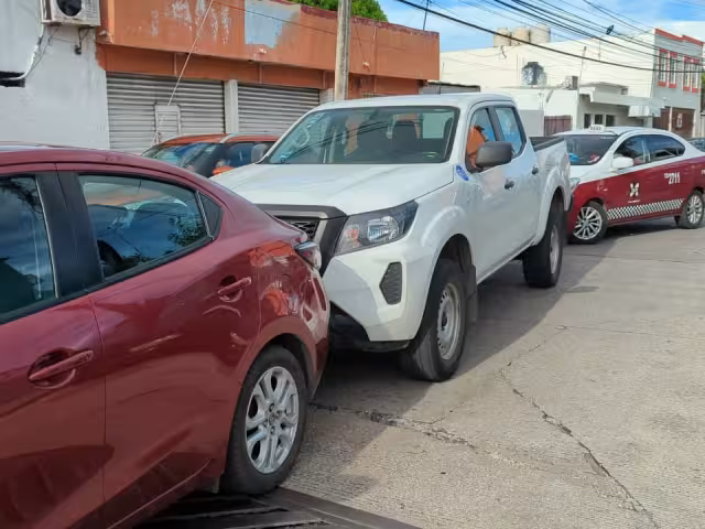 El conductor de la camioneta no guardó distancia y provocó el impacto.