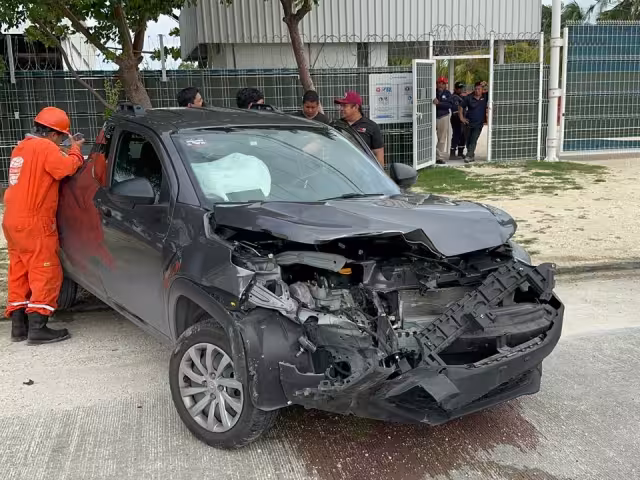 Aparatoso choque entre dos camionetas ocurrió en la carretera Carmen–Puerto Real, cerca de Baker Hughes.