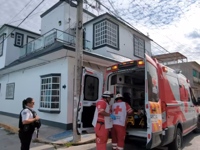 Trabajador sufre fuerte descarga eléctrica mientras impermeabilizaba un techo en la colonia Insurgente
