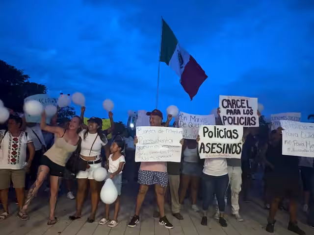 Familiares, amigos y compañeros del pescador Pablo marcharon en Playa del Carmen.