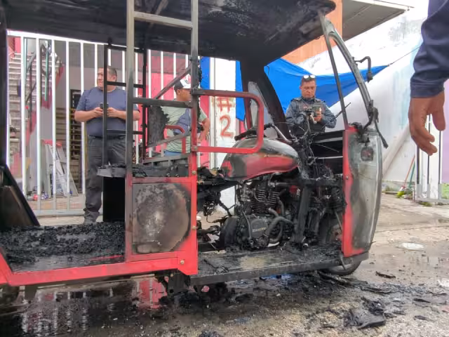 Pochimóvil se incendia en la colonia Renovación; investigan si fue provocado