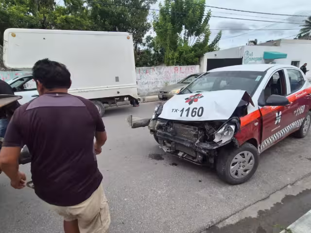 Taxi franja naranja sufre daños tras corte de circulación en Champotón