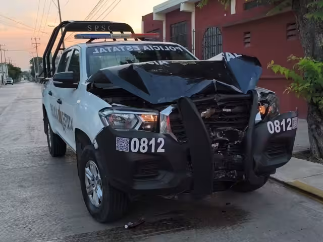 Policía Estatal choca patrulla contra poste de la CFE en colonia Plan Chac