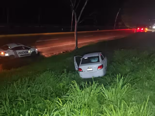 Conductor presuntamente ebrio pierde el control de su vehículo en el periférico Pablo García I. Montilla.