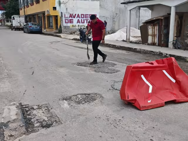 Obras Públicas ignora reportes; ciudadanos toman acción en Campeche