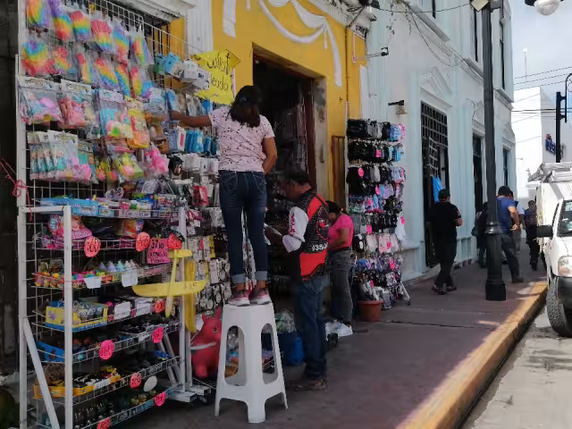 Mipymes en Carmen enfrentan una crisis por falta de pagos de PEMEX y ausencia de apoyo gubernamental.