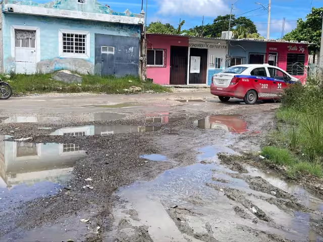 Exigen reparación de la calle 11 con Isabel La Católica: repleta de baches y charcos en Champotón