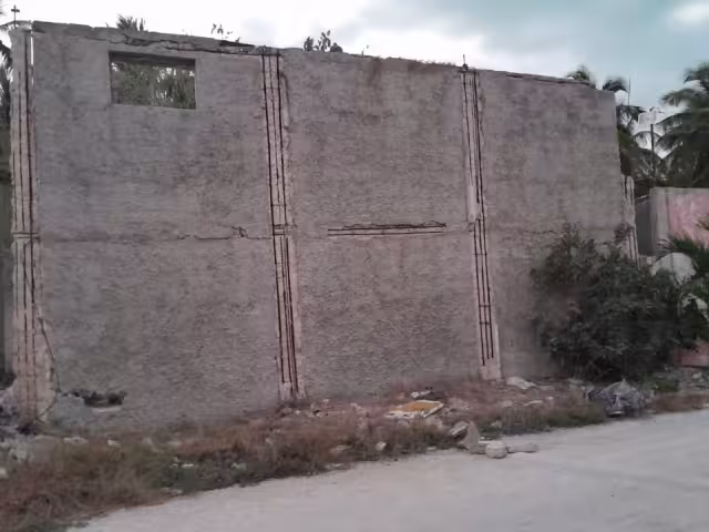 Vecinos de Isla Arena exigen demolición de muro a punto de colapsar