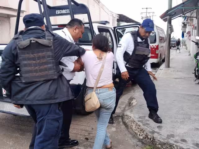 La SPSC aseguró a una mujer llamada Johana Colli en la avenida Justo Sierra Méndez por calle 27 de la colonia Salsipuedes