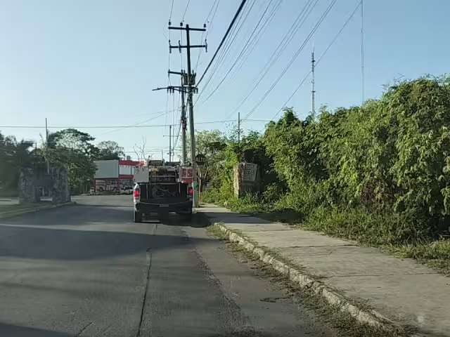 Personal de la CFE acudió al lugar para revisar el transformador.