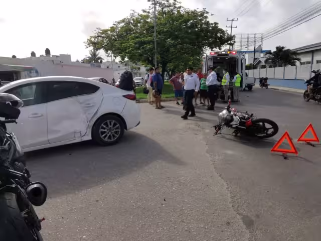 Una pareja resultó herida tras chocar su moto a exceso de velocidad contra un auto en la avenida Concordia.