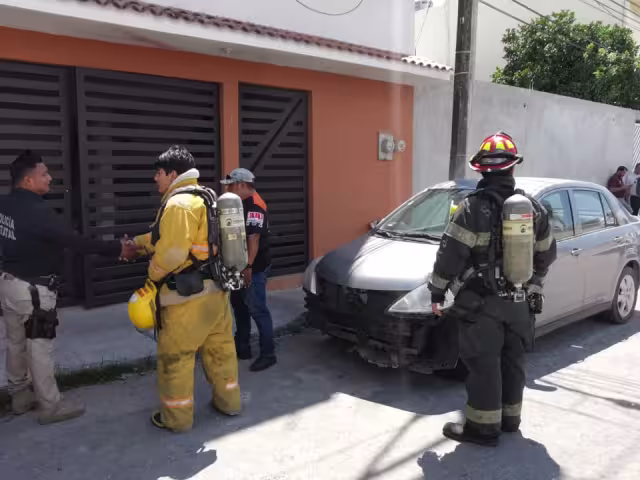 Un sartén con aceite hirviendo y comida que se quemó.