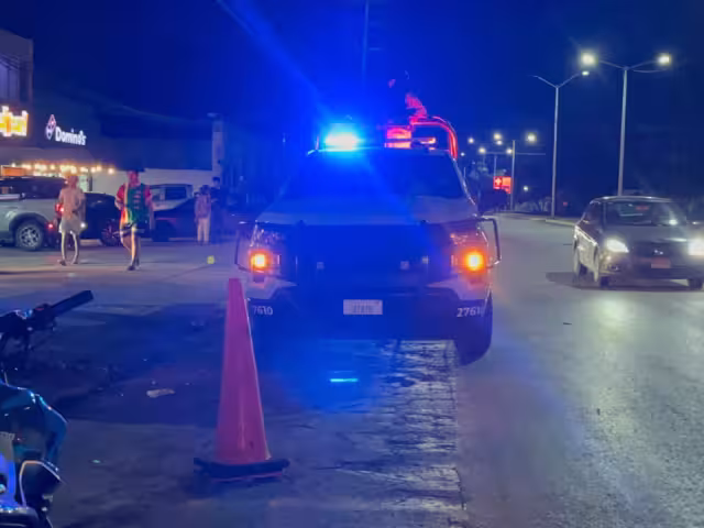 Un choque entre dos motocicletas en la avenida Isla de Tris dejó un herido grave y un detenido