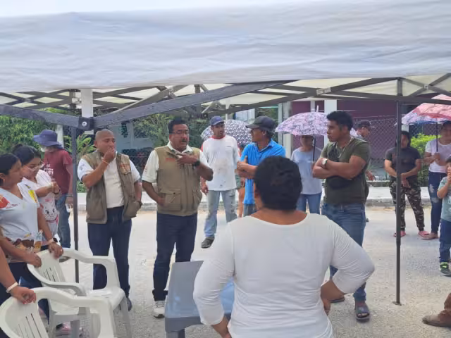 Padres de familia tomaron la escuela en Escárcega por una obra inconclusa desde hace cuatro años