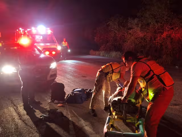 Tráiler sin luces provoca aparatoso accidente
