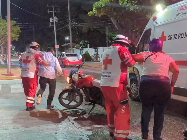 Una pareja derrapó en motocicleta la noche del viernes en la colonia Playa Norte.