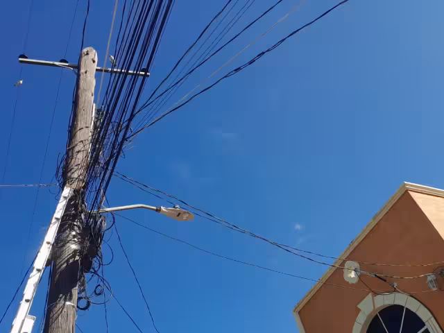 Poste con cables de alta tensión en riesgo de colapso: CFE ignora reportes ciudadanos