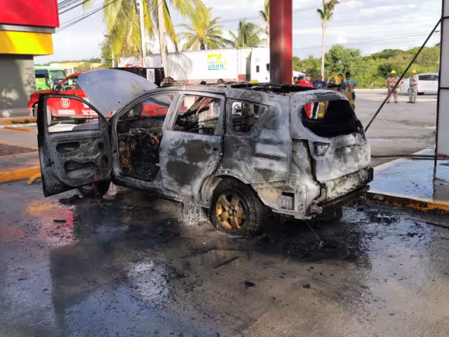 El conductor se había bajado a comprar unos cigarros en una tienda, al regresar encontró su vehículo envuelto en fuego