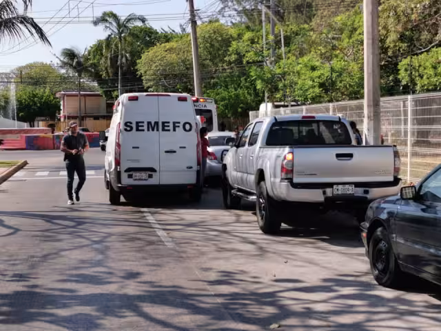 Un hombre de la tercera edad fue encontrado sin vida dentro de su camioneta en la colonia Benito Juárez