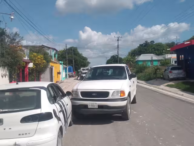 Un conductor de una camioneta Ford golpeó ligeramente un automóvil estacionado en la colonia Independencia