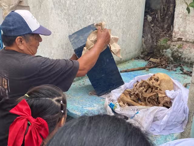 Cada año se debe cambiar la sábana al difunto por una nueva, además de quitarle el polvo.