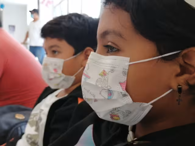 La enfermedad es causada por la bacteria Bordetella pertussis, que ataca a las personas no vacunadas; inicia como una gripe, pero evoluciona como una tos asfixiante