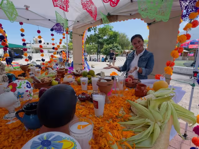 Tanto adultos como niños ayudaron a colocar los adornos típicos de la celebración
