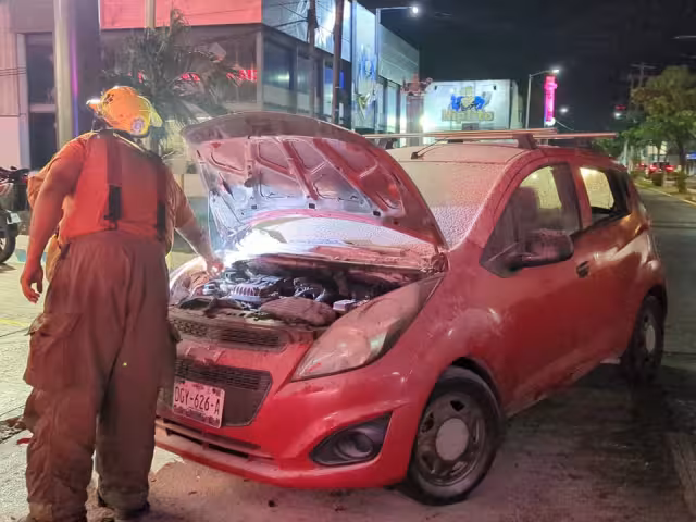 Incendio vehicular controlado rápidamente en avenida 56 de colonia Fátima