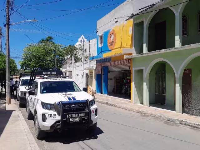 Los agentes policiacos visitaron diversos comercios.