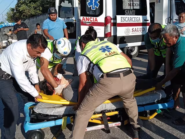 El motociclista fue atendido por los paramédicos y trasladado a un hospital.