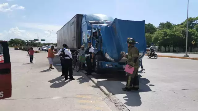 Confunden humo por incendio en tractocamión en la Isla de Tris