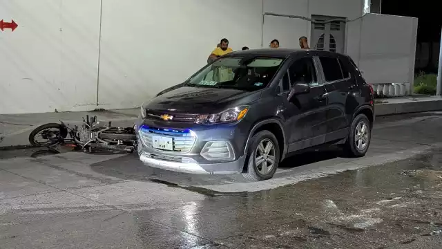 Impacto por alcance entre camioneta y moto genera leves afectaciones viales