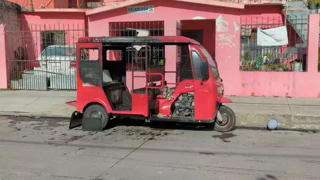 Incendio consume por completo un Pochimóvil en la colonia Compositores de Ciudad del Carmen