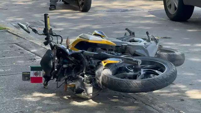 Una camioneta y una motocicleta chocaron en el fraccionamiento Holkán en Carmen